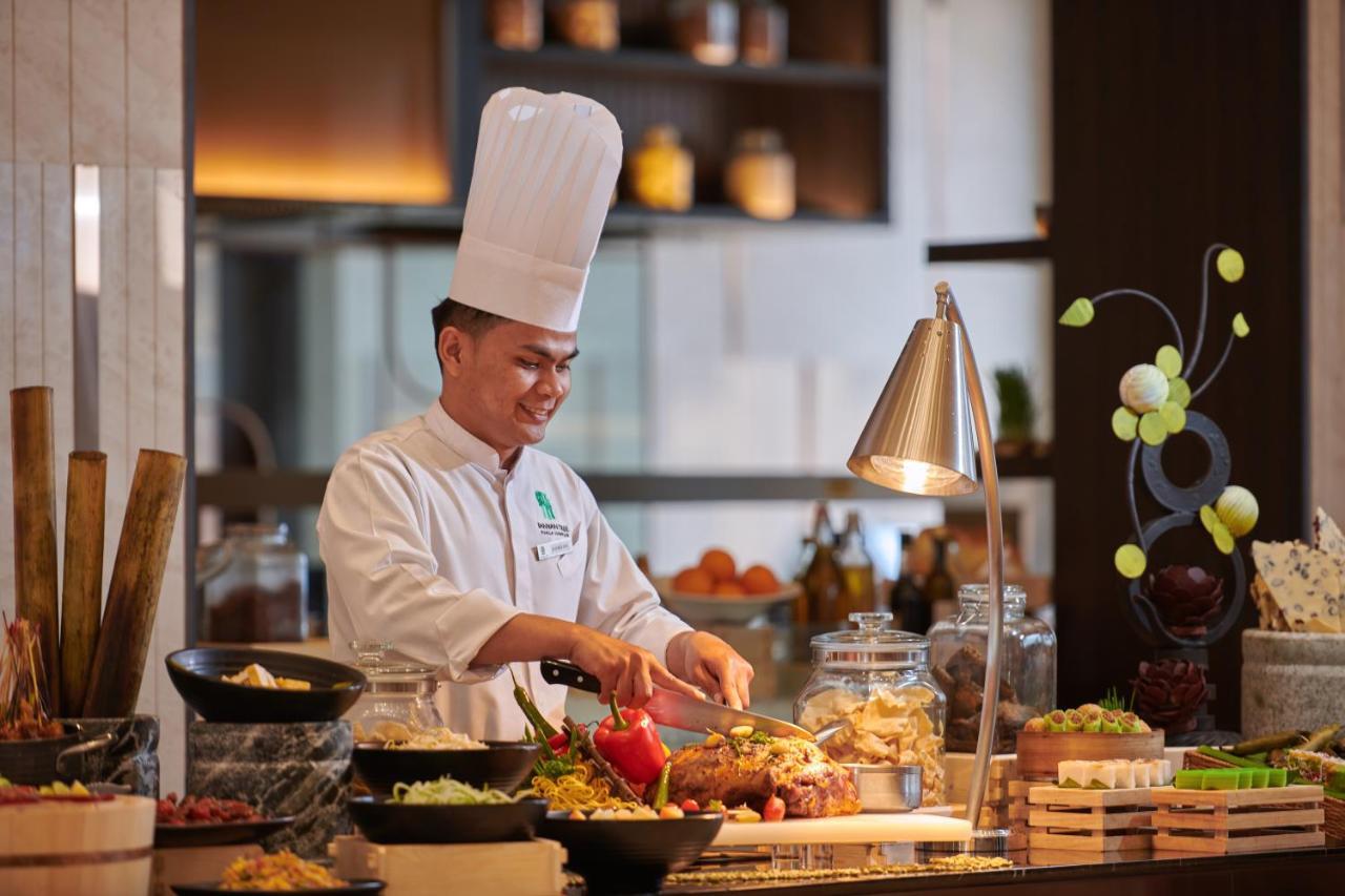 Pavilion Hotel Kuala Lumpur Managed By Banyan Tree Экстерьер фото A chef at work