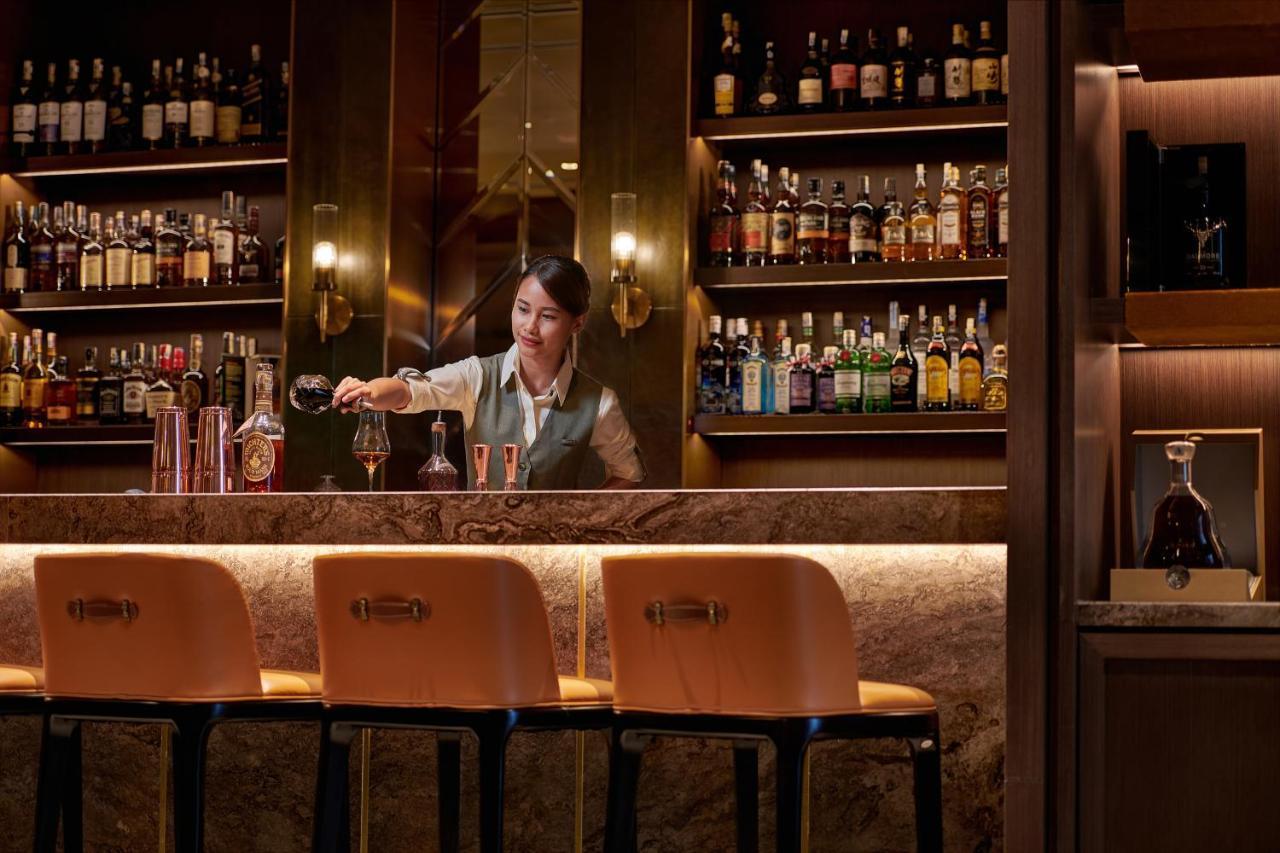 Pavilion Hotel Kuala Lumpur Managed By Banyan Tree Экстерьер фото The bar at the Hong Kong Bar